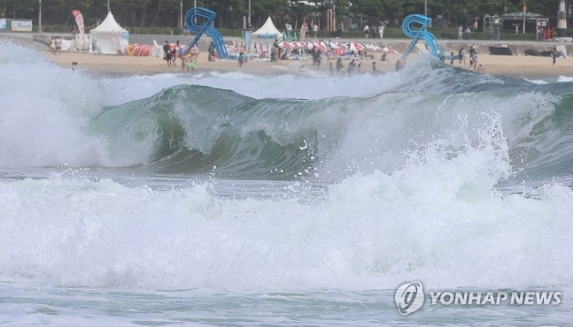 지난달 29일 오전 부산 해운대해수욕장에 제10호 태풍 산산의 영향으로 높은 파도가 들이치고 있다. [사진 출처 = 연합뉴스]