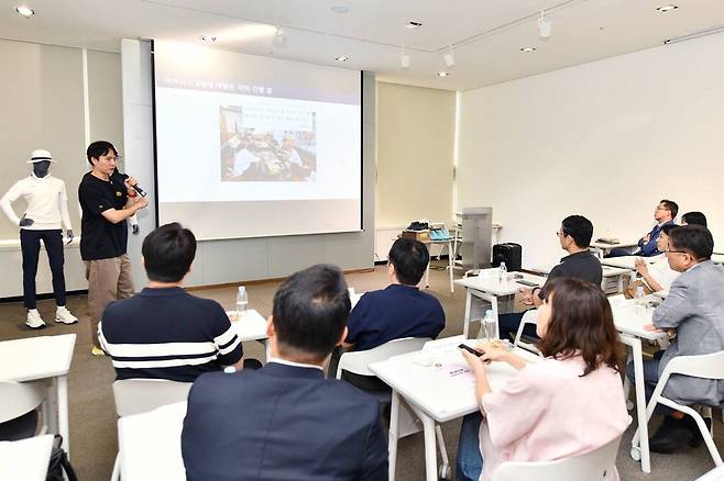 코오롱이 지난 27일 서울 코오롱인더스트리FnC부문 본사에서 '행정안전부 과장급 대상 기업 혁신 사례 교육'을 진행했다. 코오롱