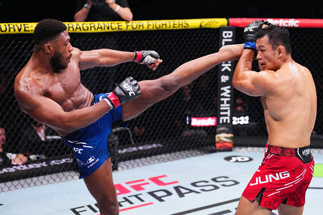 정다운(오른쪽)이 UFC on ESPN+ 101에서 우마르 시의 공격을 막고 있다. 사진=TKO