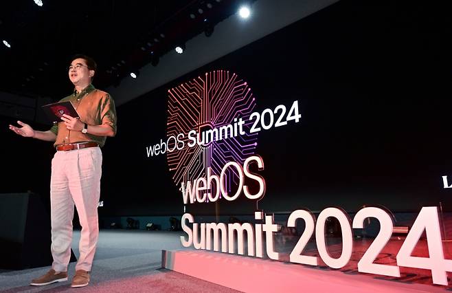 LG전자가 27일 인천 파라다이스 호텔에서 'webOS 서밋(Summit) 2024'를 개최했다. 사진은 webOS 플랫폼 사업의 지난 성과와 중장기 사업 전략 및 미래비전 등을 발표하는 박형세 HE사업본부장. /사진제공=LG전자