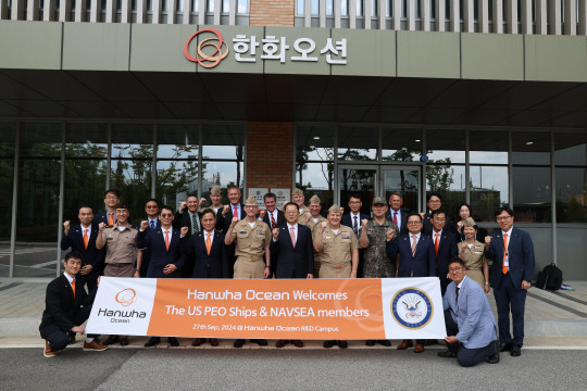 미국 해군 함정사업을 주관하는 장성단이 지난 27일 경기 시흥시 한화오션 시흥R&D캠퍼스를 방문했다. 맨 앞줄 왼쪽 세번째부터 정승균 한화오션 특수선 해외사업단장 부사장, 손영창 제품전략기술원장 부사장, 윌리엄 그린 미 해군 소장,  김희철 한화오션 사장, 토마스 앤더슨 소장, 신현승 방위사업청 함정사업부장, 어성철 한화오션 특수선사업부장 사장. 한화오션 제공