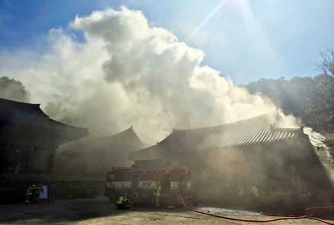 29일 오전 광주 동구 무등산 증심사 내 공양간에서 불이 나 소방 당국이 진화 작업을 하고 있다. [연합]