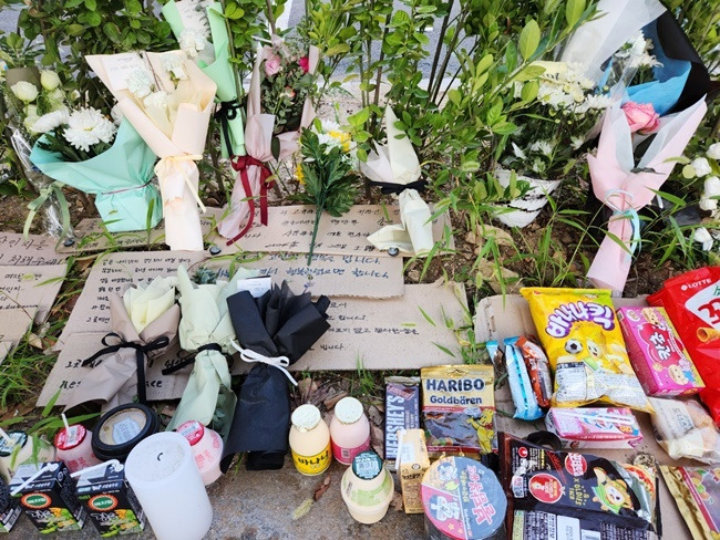 29일 여학생 살해사건 발생 현장에는 그를 추모하는 추모객들의 글과 간식류가 놓여져 있다.