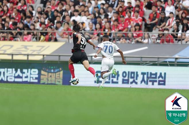 5년 만에 상위스플릿(파이널A)에 오른 FC서울이 린가드의 K리그 첫 도움을 앞세워 수원FC를 1-0으로 물리치고 순위를 끌어올렸다. 서울은 14승8무10패, 승점 50로 포항 스틸러스와 동률을 이뤘으나 다득점에서 밀려 5위로 올라섰다. 서울보다 1점 앞섰던 수원은 14승6무12패, 승점 48로 6위로 내려앉았다. 한국프로축구연맹