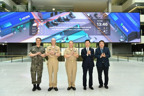 美 해군 고위급 인사, HD현대 GRC 방문 (서울=연합뉴스) 지난 27일 토마스 앤더슨 소장 등 미 해군 고위관계자들이 경기 성남시 판교의 HD현대 글로벌R&D센터를 방문, 함정 분야 협력방안에 대해 논의했다. 사진은 왼쪽부터 방위사업청 신현승 함정사업부장(해군 준장), 미 해군 윌리엄 그린 소장, 토마스 앤더슨 소장, HD현대중공업 주원호 특수선사업대표, HD한국조선해양 신종계 기술자문. [HD현대 제공. 재판매 및 DB 금지]