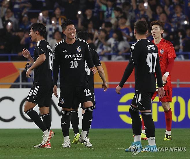 1차전 승리한 울산 (울산=연합뉴스) 김용태 기자 = 12일 울산 문수축구경기장에서 열린 2023-2024 아시아축구연맹(AFC) 챔피언스리그(ACL) 4강 울산 HD와 일본 요코하마 마리노스의 1차전에서 승리한 울산 선수들이 기뻐하고 있다. 2024.4.17 yongtae@yna.co.kr