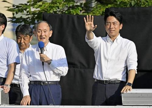 8일 요코하마서 거리 연설하는 스가(왼쪽) 전 총리와 고이즈미 전 환경상 [교도 연합뉴스 자료사진. 재판매 및 DB 금지]