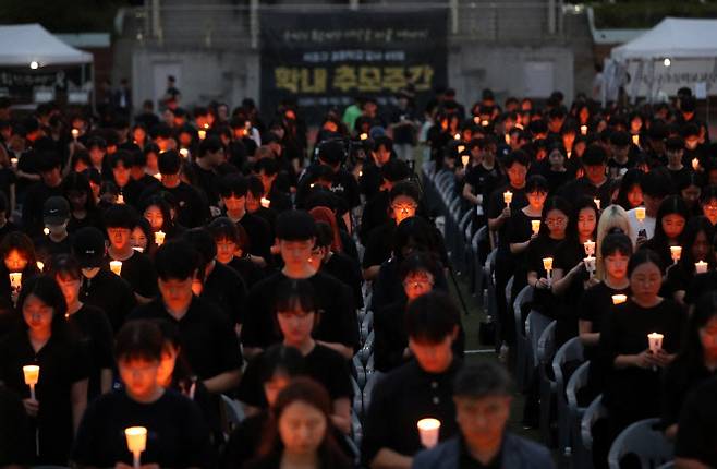 서울 서초구 서울교육대학교 운동장에서 열린 서이초 사망교사 49재 추모 촛불집회에서 참석자들이 묵념을 하고 있다. (사진=뉴시스)