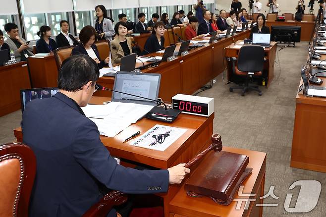 박주민 보건복지위원장이 26일 오전 서울 여의도 국회에서 열린 보건복지위원회 전체회의에서 안건을 상정하며 의사봉을 두드리고 있다.  2024.9.26/뉴스1 ⓒ News1 김민지 기자