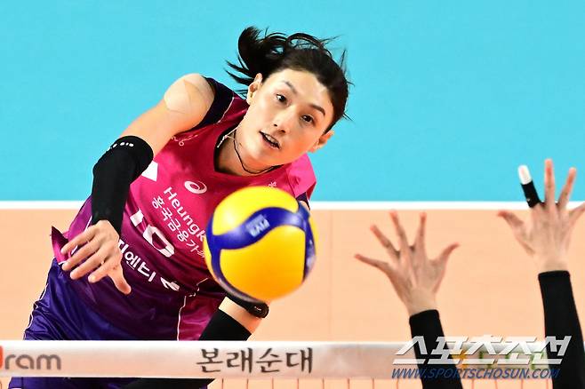 흥국생명 김연경이 스파이크를 날리고 있다. 사진제공=KOVO