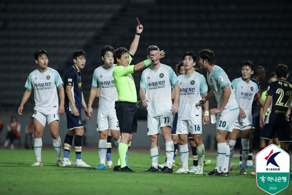 오히려 김포가 승리하는 전환전이 된 김민호의 퇴장. ⓒ프로축구연맹