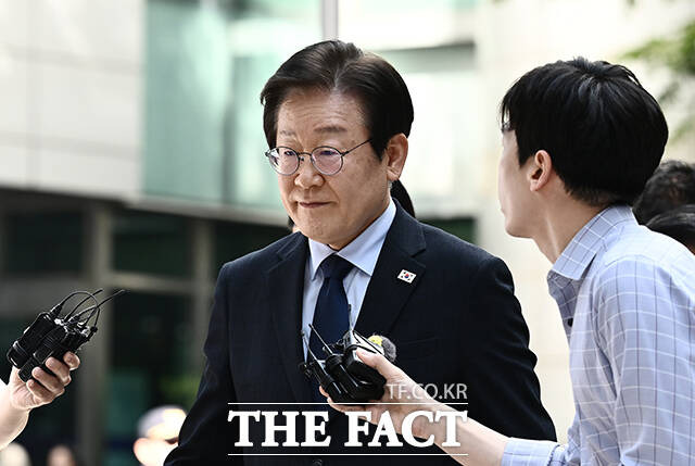 검찰이 과거 재판에서 증인에게 허위 증언을 교사한 혐의를 받는 이재명 더불어민주당 대표에게 징역 3년을 구형했다. 지난 2018년 검사 사칭 의혹 재판에 출석한 증인에게 허위 증언을 요구한 혐의로 재판에 넘겨진 이재명 더불어민주당 대표가 30일 오후 서울 서초구 서울중앙지방법원에서 열린 결심공판에 출석하고 있다. /박헌우 기자