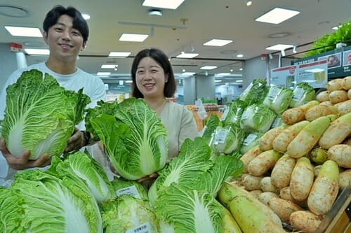 제타플렉스 잠실점 농산매장에서 배추를 홍보하고 있는 채소팀 MD들. (제공=롯데마트)