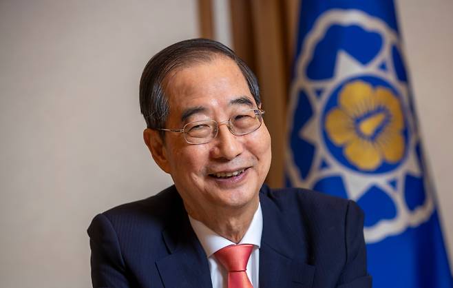 '핵노잼'을 예상한 한덕수 총리는 달변에 유머가 넘쳤다. 국가 정책을 국민에게 더 균형있게 알리기 위해 재임 기간 40회가 넘는 기자간담회를 했다. '최장수'라는 이낙연 전 총리는 여덟 번이었다. 한 총리는 "기자들 질문에서 미처 생각지 못 한 새로운 것들을 배운다"고 했다. 2024년 9월 24일 서울 삼청동 총리 공관에서 본지와 인터뷰하는 한덕수 총리. /김지호 기자