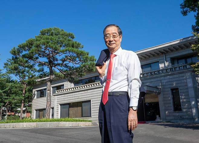 2024년 9월 24일 서울 삼청동 총리 공관에서 본지와 인터뷰를 마치고 국무회의장으로 향하는 한덕수 총리를 마당에서 촬영했다. 180cm의 장신인 한 총리는 수영으로 체력을 다진다고 했다. /김지호 기자