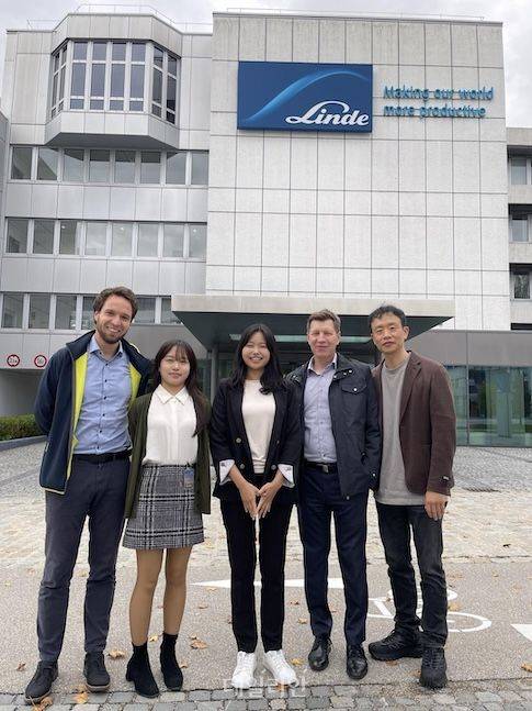 황지현 교수(오른쪽 첫번째) 연구팀이 독일 린데사에서 기념사진을 촬영하고 있다. ⓒ한국에너지공과대학교