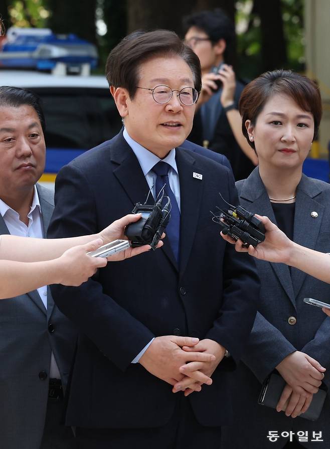 이재명 더불어민주당 대표가 30일 서초구 서울중앙지방법원에서 열린 ‘위증교사 혐의’ 1심 결심 공판에 출석하며 취재진 질문에 답하고 있다. 장승윤 기자 tomato99@donga.com