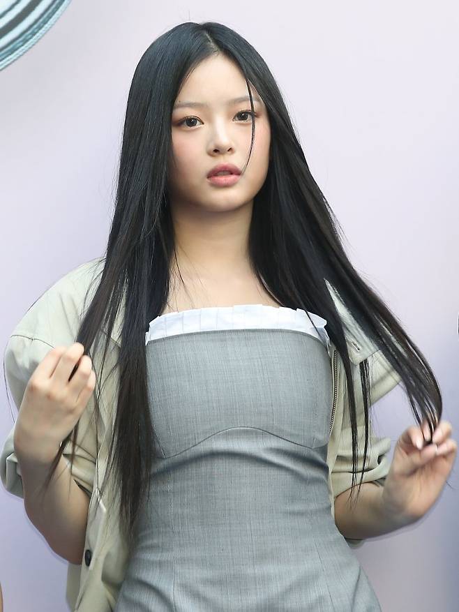 뉴진스(NewJeans)의 하니가 지난 3일 서울 동대문디자인플라자(DDP)에서 열린 '서울 패션위크 2025 S/S' YOUSER 컬렉션에 참석해 포즈를 취하고 있다. 뉴스1