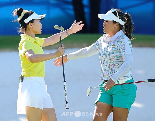 2024년 미국여자프로골프(LPGA) 투어 월마트 NW 아칸소 챔피언십 우승을 놓고 연장전을 치른 루시 리와 재스민 수완나뿌라의 모습이다. 우승은 재스민 수완나뿌라가 차지했다. 사진제공=ⓒAFPBBNews = News1