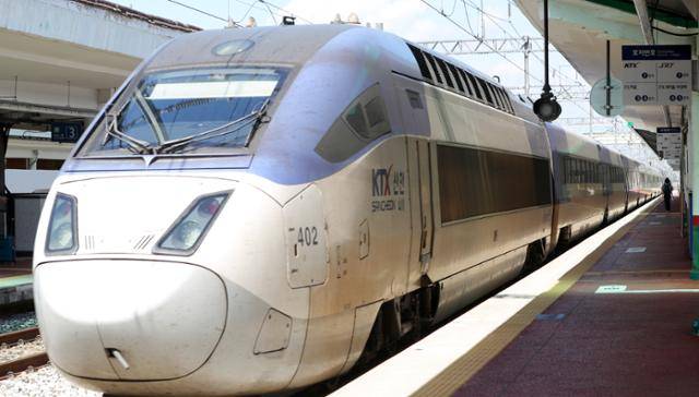 추석 연휴가 시작된 14일 전북자치도 전주시 전주역에 귀성 열차가 들어서고 있다. 뉴스1