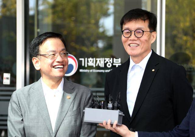 최상목(왼쪽) 부총리 겸 기획재정부 장관과 이창용 한국은행 총재가 30일 정부세종청사 중앙동 기획재정부 입구에서 만나 웃으며 얘기를 나누고 있다. 연합뉴스