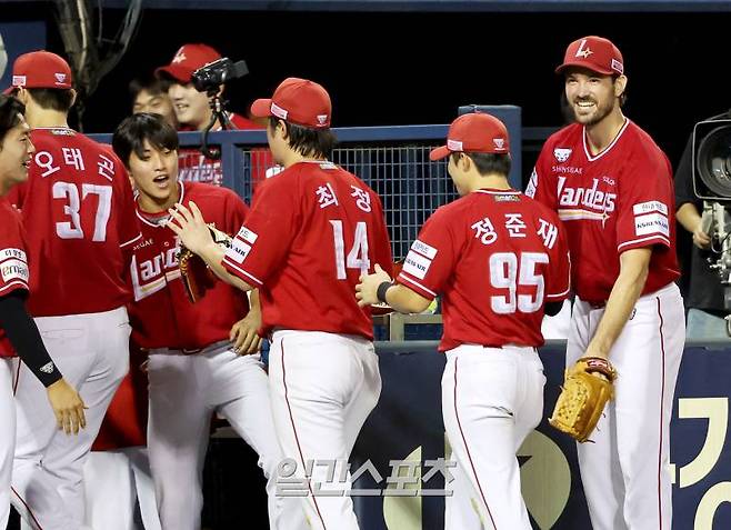 2024 KBO리그 프로야구 LG트윈스와 SSG랜더스의 경기가 20일 오후 서울 잠실야구장에서 열렸다. 3회말 무사 1,3루 문보경의 3루 땅볼 때 병살처리에 이어 홈 송구로 삼중살을 성공한 내야진을 앤더슨이 맞이하고 있다. 잠실=김민규 기자 mgkim1@edaily.co.kr /2024.08.20/