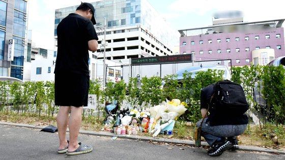 28일 오후 전남 순천시 조례동 한 도로변 화단에서 '10대 여성 살인사건' 피해자를 추모하기 위한 발길이 이어지고 있다. 뉴스1