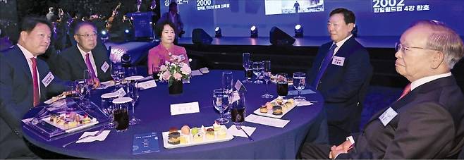 < 기념식 참석한 경제계 리더들 > 최태원 대한상공회의소 회장(왼쪽부터), 류진 한국경제인협회 회장, 이정한 한국여성경제인협회 회장, 신동빈 롯데그룹 회장, 손경식 한국경영자총협회 회장이 30일 한국경제신문 창간 60주년 기념식에 참석해 환담하고 있다.  김범준 기자