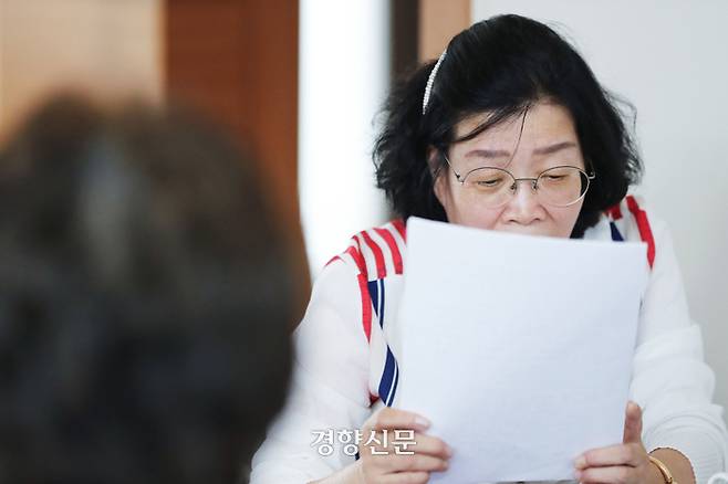 5·18 성폭력 피해자 증언대회에서 공개 발언하는 최미자씨가 지난 26일 광주 남구 한 자택에서 증언대회 준비를 하고 있다. 한수빈 기자