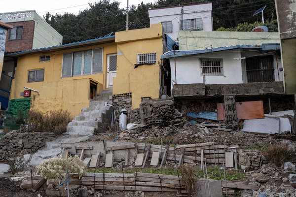 부산지역 초등학교 주변에 빈집이 급증하면서 통학로 안전에 비상이 걸렸다. 사진은 서구 남부민초 인근의 빈집 추정 건물. 이원준 기자