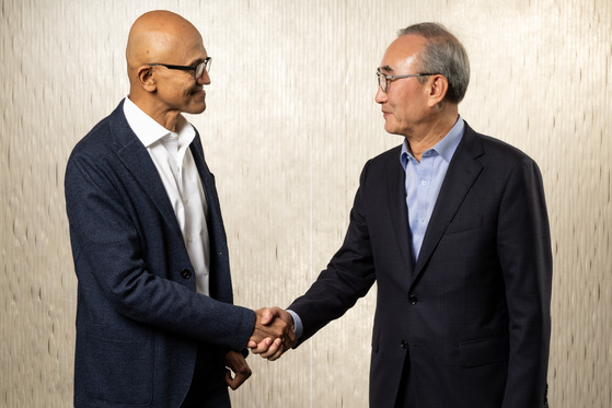 KT CEO Kim Young-shub, right, shakes hands with Microsoft CEO Satya Nadella after signing an agreement to collaborate in developing Korea-customized AI at the tech giant's headquarters in Redmond, Washington. [KT]