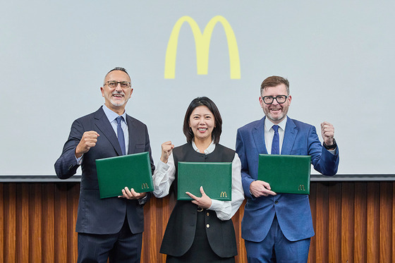 From left, Kamal Al Mana, McDonald's Korea's managing director Kim Ki-won and McDonald's head of Asia Business unit Stijn Heytens pose for a photo. [HAHM PARTNERS]