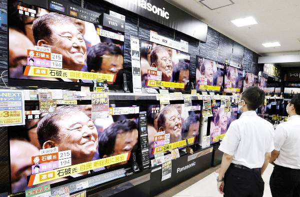 일본 집권 자민당 총재 선거가 실시된 27일 후쿠오카의 한 전자제품 매장 내 모든 TV에서 이시바 시게루 전 방위상의 당선 소식이 방영되고 있다. 이시바 신임 총재는 당선 후 기자회견에서 북한과 중국, 러시아의 안보 위협을 거론하며 “일본을 지키는 것을 제대로 확립하겠다”고 말했다. 로이터연합뉴스