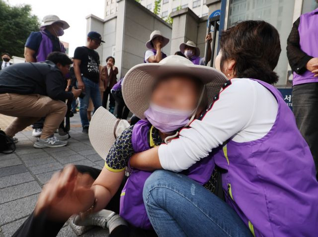 이태원 참사 부실 대응 관련 1심 선고재판이 열린 30일 오후 서울 마포구 서울서부지방법원 앞에서 유가족이 박희영 용산구청장이 무죄 판결을 받고 청사를 빠져나간 뒤 오열하고 있다. 연합뉴스