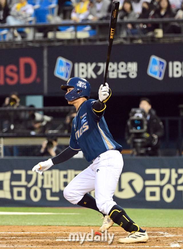 2024년 4월 4일 오후 서울 잠실야구장에서 '2024 신한 SOL Bank KBO리그' NC 다이노스와 LG 트윈스의 경기가 열렸다. NC 김주원이 2회초 1사 만루서 2타점 적시타를 치고 있다./마이데일리