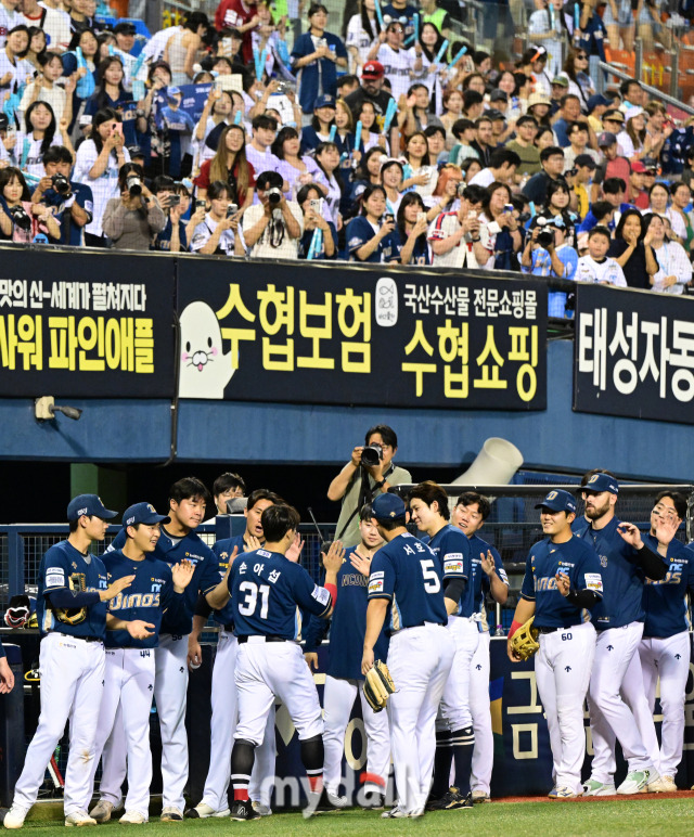 2024년 6월 20일 서울 잠실구장에서 '2024 신한 SOL Bank KBO리그' NC 다이노스와 두산 베어스의 경기가 열렸다. NC 손아섭이 6회초 2사 후 좌전 안타를 치며 통산 2505안타를 기록, KBO리그 최다안타 신기록을 달성했다. 손아섭이 팬들과 동료들의 축하를 받고 있다./마이데일리