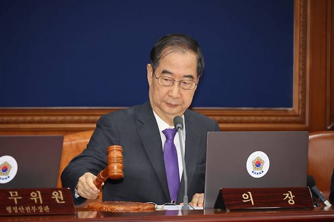 한덕수 국무총리가 30일 서울 종로구 정부서울청사에서 열린 국무회의에서 의사봉을 두드리고 있다. [연합]