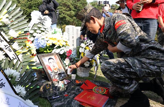 실종자 수색 중 순직한 해병대 채수근 상병 동기 1292기의 전역일인 26일 오후 대전 유성구 국립대전현충원을 찾은 해병대예비역연대 관계자들이 채상병 묘소에 전역 기념품 등을 올리고 있다. 연합뉴스