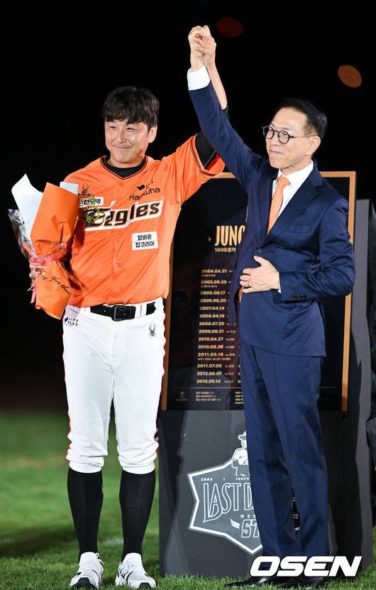 [OSEN=대전, 박준형 기자] 프로야구 한화 이글스가 61년 역사의 대전 한화생명이글스파크 고별전에서 패배했다. 정우람이 통산 1005경기로 은퇴한 가운데 한화 구단 최초 80만 관중 돌파로 피날레했다.&nbsp;한화는 29일 대전 한화생명이글스파크에서 열린 2024 신한 SOL Bank KBO리그 NC 다이노스와의 시즌 최종전을 2-7로&nbsp;패했다.&nbsp;은퇴식서 정우람이 한화 박종태 대표이사와 함께 포즈를 취하고 있다.   2024.09.29 / soul1014@osen.co.kr
