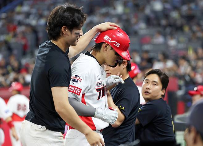 KIA 김도영이 30일 광주 NC전에서 7회말 2사 1루 5번째 타석을 마치고 돌아오자 박찬호가 격려해주고 있다. 연합뉴스