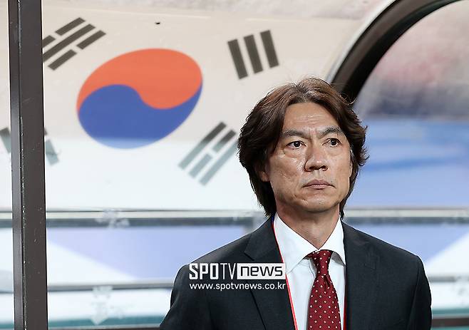 ▲ 홍명보 감독은 최근 국회 문화체육관광위원회 현안 질의에 증인으로 출석해 대표팀 감독 선임 과정에 관한 국회의원들의 질문에 답변을 했다. 홍명보 감독은 "그동안 회의록을 보지는 못했는데, 국회에서 회의록을 듣고 봤다. 개인적으로는 10차까지는 문제가 없었다고 생각한다. 다만 11차 행정적인 착오가 있었다고 생각한다. 전력강화위원장을 교체하면서 임명장이라던지 행정적인 절차가 없었다는 걸 어느정도 인정할 수 있을 것 같다"라고 답했다. 대표팀 명단을 발표하는 자리에서도 "대한축구협회가 회의록을 공개해 투명하게 평가받았으면 한다"는 바람을 전했다.&nbsp;&nbsp;ⓒ곽혜미 기자