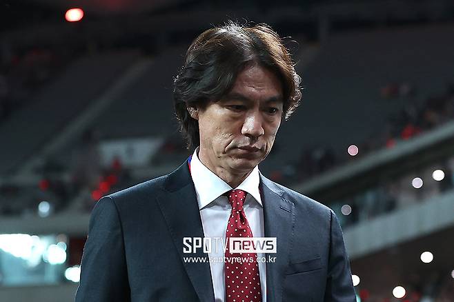 ▲ 홍명보 감독은 최근 국회 문화체육관광위원회 현안 질의에 증인으로 출석해 대표팀 감독 선임 과정에 관한 국회의원들의 질문에 답변을 했다. 홍명보 감독은 "그동안 회의록을 보지는 못했는데, 국회에서 회의록을 듣고 봤다. 개인적으로는 10차까지는 문제가 없었다고 생각한다. 다만 11차 행정적인 착오가 있었다고 생각한다. 전력강화위원장을 교체하면서 임명장이라던지 행정적인 절차가 없었다는 걸 어느정도 인정할 수 있을 것 같다"라고 답했다. 대표팀 명단을 발표하는 자리에서도 "대한축구협회가 회의록을 공개해 투명하게 평가받았으면 한다"는 바람을 전했다. ⓒ곽혜미 기자