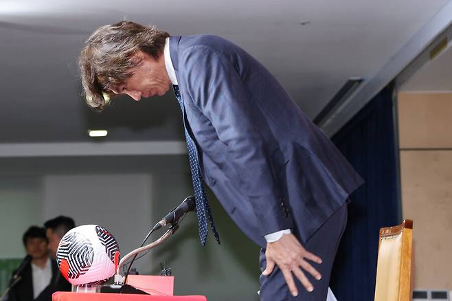 ▲ 한국 축구대표팀의 홍명보 감독은 30일 오전 11시 서울 종로구에 위치한 축구회관에서 내달에 예정된 국제축구연맹(FIFA) 2026 북중미 월드컵 아시아 지역 3차 예선 2연전에 나설 26인의 명단을 발표했다.  ⓒ연합뉴스