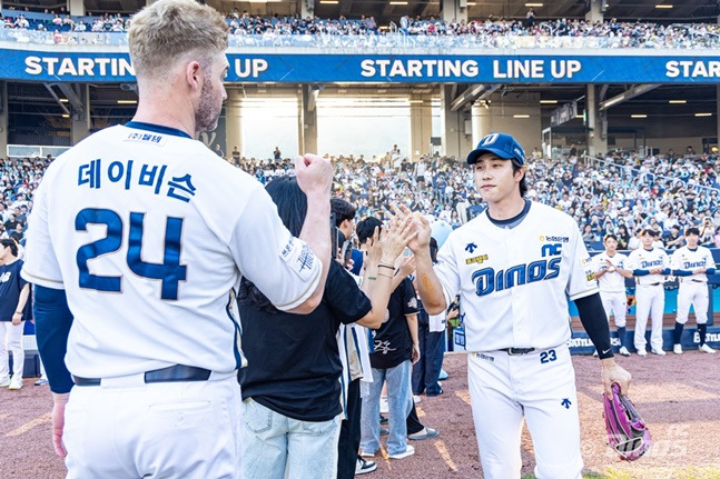 NC 맷 데이비슨(왼쪽)과 천재환이 하이파이브를 하고 있다. /사진=NC 다이노스 제공