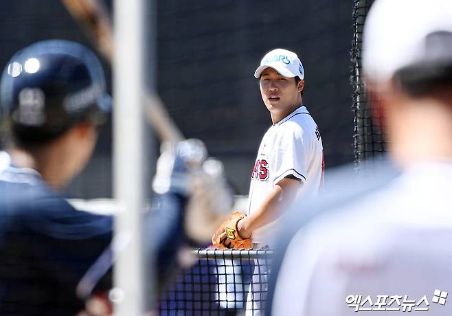 13일 호주 시드니 블랙타운 베이스볼 스타디움에서 2024 두산 베어스 스프링캠프가 진행됐다. 두산 박소준이 라이브 피칭을 하고 있다. 엑스포츠뉴스DB