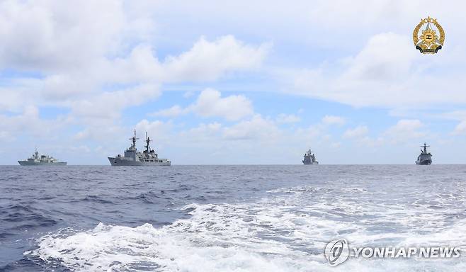 미국·캐나다·필리핀 군함들, 남중국해 합동훈련 실시 지난 8월 7일(현지시간) 남중국해에서 열린 합동훈련에 참여한 미국·캐나다·필리핀 군함들의 모습. 2024.09.30
[EPA 연합뉴스 자료사진. 재판매 및 DB 금지]