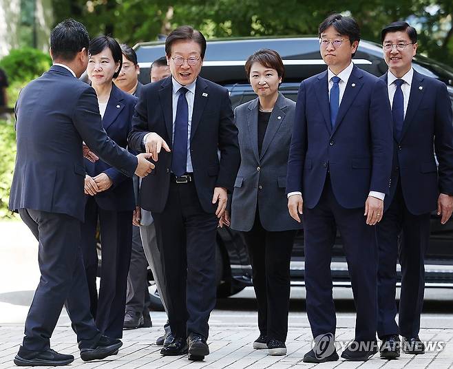 이재명 대표, '위증교사' 혐의 결심공판 출석 (서울=연합뉴스) 이지은 기자 = 더불어민주당 이재명 대표가 30일 오후 서울 서초구 서울중앙지법에서 열린 위증교사 혐의 관련 1심 결심공판에 출석, 법원에 도착하고 있다. 2024.9.30 jieunlee@yna.co.kr