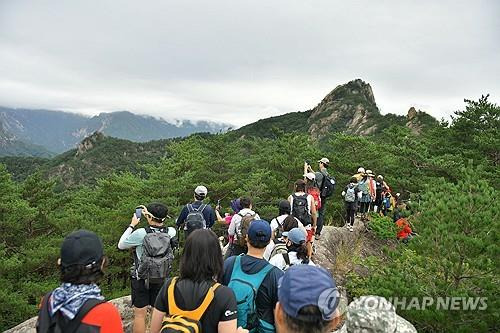 '완연한 가을'…설악산도 '북적' (속초=연합뉴스) 29일 오전 '달마! 능선길 걷기' 행사 참가자들이 강원 속초시 설악산 달마봉을 오르고 있다. 2024.9.29 [속초시 제공·재판매 및 DB 금지]
    ryu@yna.co.kr
(끝)