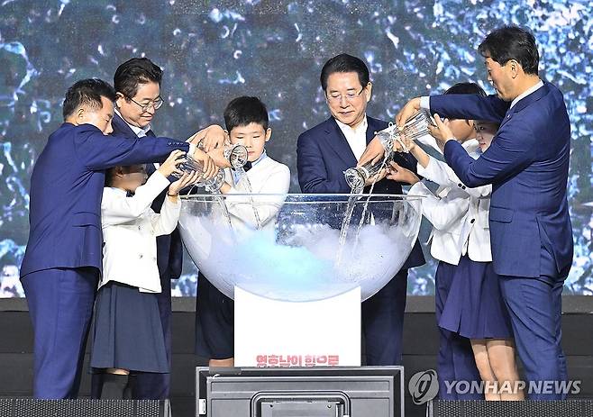 영호남 상생 합수 퍼포먼스 (안동=연합뉴스) 24일 오후 서울 광화문광장에서 열린 '2024 영호남 상생협력 화합 대축전' 개막식에서 이철우 경북도지사와 김영록 전남도지사 등이 '영호남 상생 합수' 퍼포먼스를 하고 있다. [2024.06.25] haru@yna.co.kr