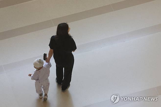 이동하는 어린이 환자와 보호자 (서울=연합뉴스) 신현우 기자 [연합뉴스 자료사진]